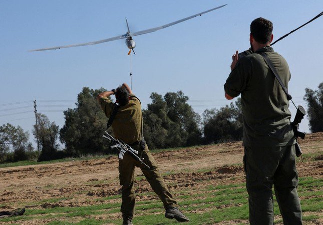 Binh sĩ Israel phóng máy bay không người lái ở khu vực giáp biên giới với Dải Gaza hôm 30/12. Ảnh: Reuters