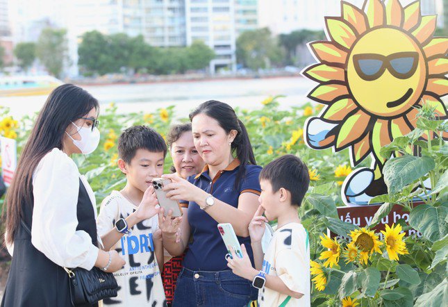 Nhiều gia đình, đặc biệt là các bạn trẻ lưu lại những khoảnh khắc đẹp.