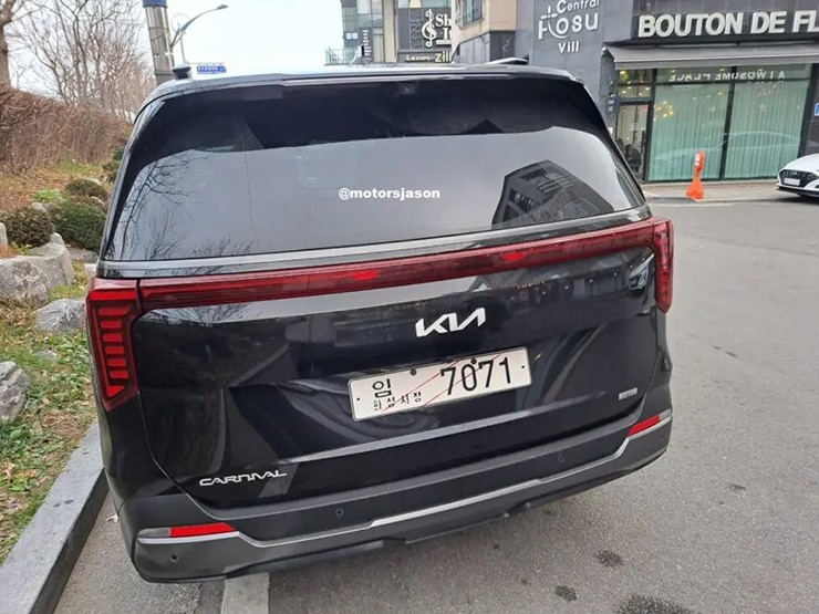 KIA Carnival 2024 tiếp tục lộ diện, chạy thử không che chắn - 3