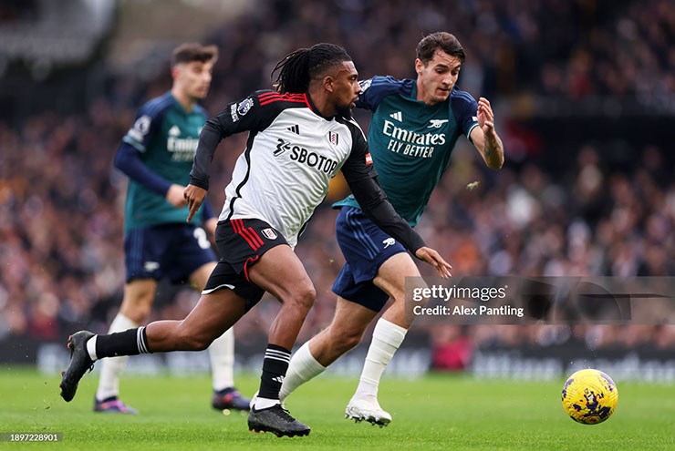 Fulham (áo trắng) gây ra khó khăn cho Arsenal