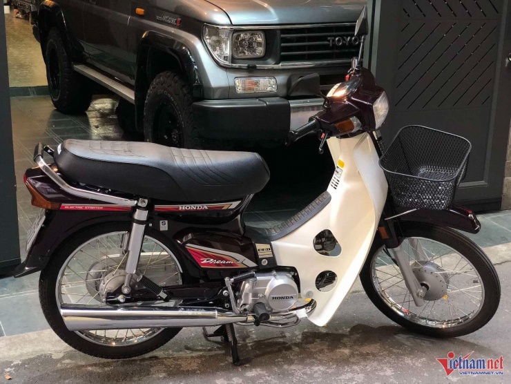 Chiếc Honda Dream II đời 1997 nhập khẩu Thái Lan mới được dọn lại đẹp long lanh. Ảnh: Ngọc Đức