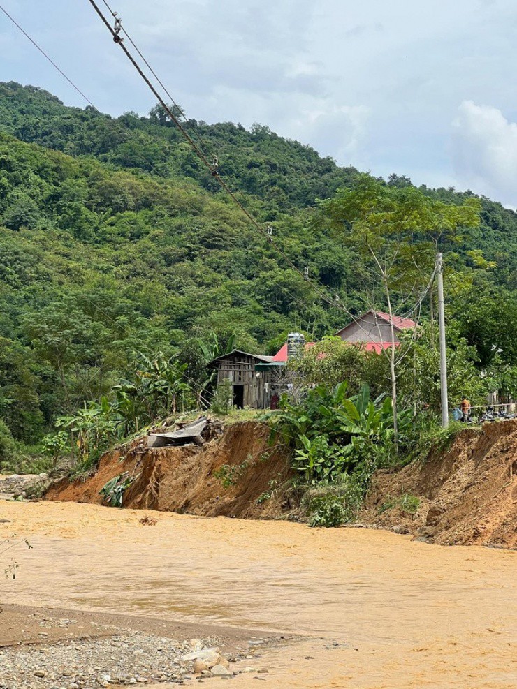 Căn nhà của gia đình Điệp nhìn từ bờ đối diện