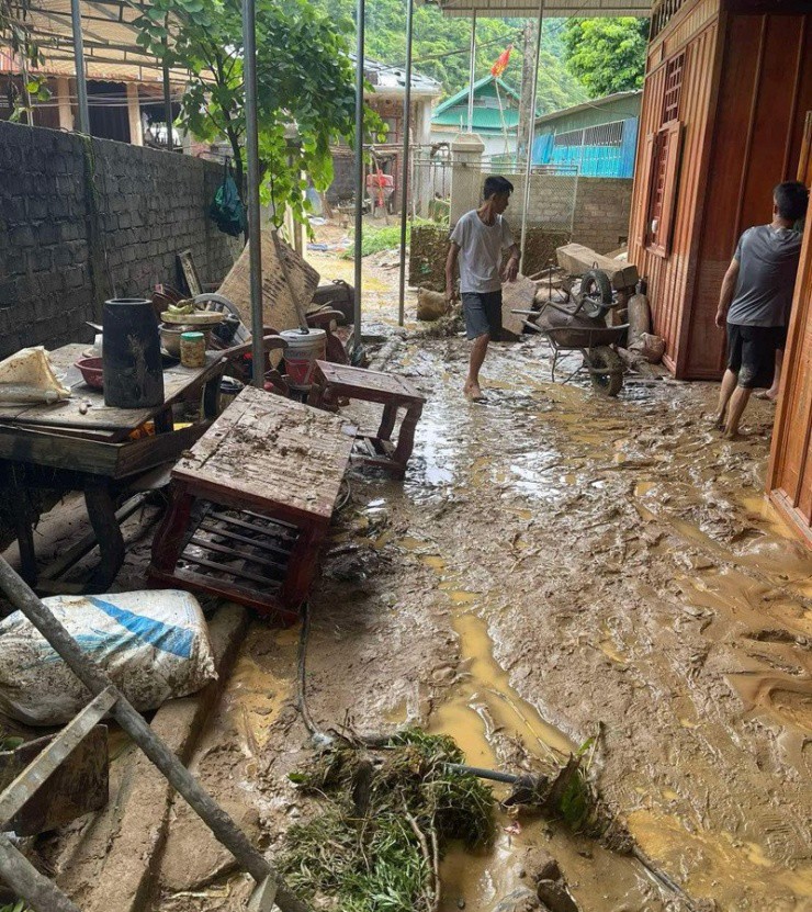 Trắng đêm canh sạt lở ở Nghệ An: 'Mấy chục năm mới thấy lũ lớn như vậy' - 10