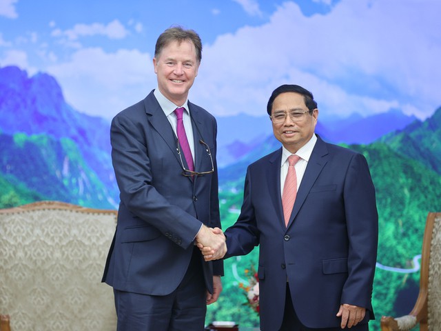 Thủ tướng Phạm Minh Chính và Chủ tịch phụ trách đối ngoại toàn cầu Tập đoàn Meta Nick Clegg. Ảnh: VGP