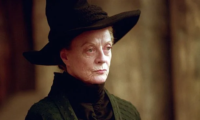 Dame Maggie Smith trong vai giáo sư McGonagall của loạt phim Harry Porter. Ảnh: Warner Bros