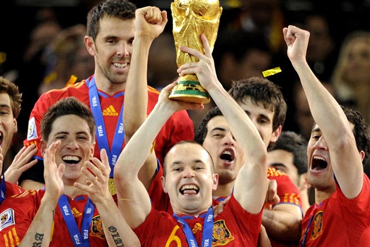 Iniesta đăng quang World Cup 2010 cùng tuyển Tây Ban Nha sau khi đích thân ghi bàn duy nhất&nbsp;ở chung kết