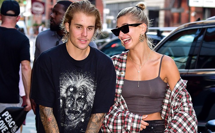 Ngoài ra, vợ anh, Hailey Bieber với vai trò là một người mẫu nổi tiếng, người có sức ảnh hưởng trên mạng xã hội, cũng góp phần không nhỏ vào tài sản chung của gia đình Bieber.
