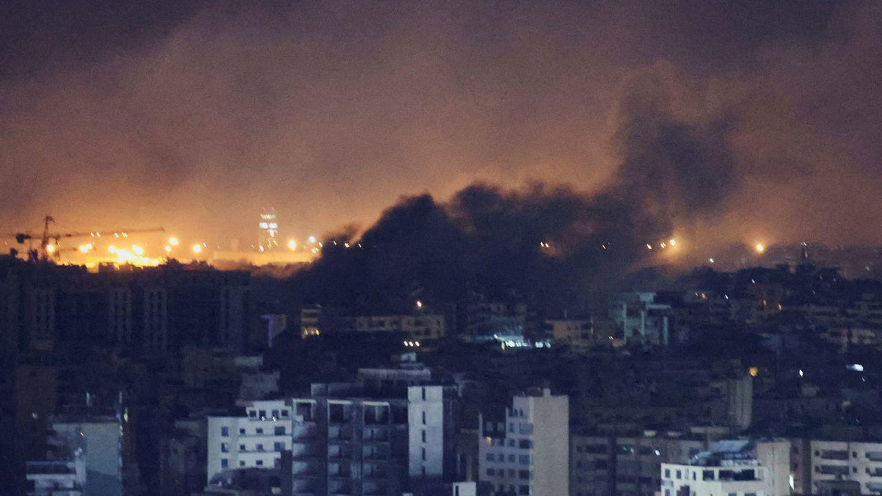 Khu vực phía nam thủ đô Beirut, Lebanon rực lửa trong cuộc không kích của Israel lúc rạng sáng ngày 1/10. Ảnh: Reuters.