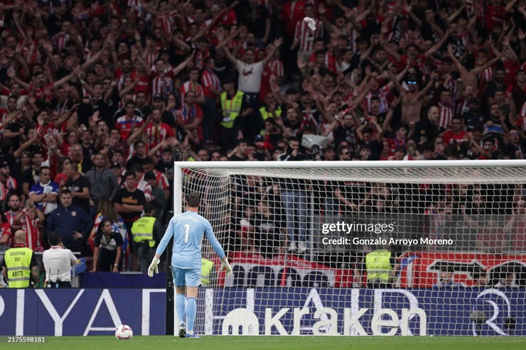 Thủ thành Courtois liên tục nhận sự công kích từ CĐV Atletico trong trận derby cuối tuần qua