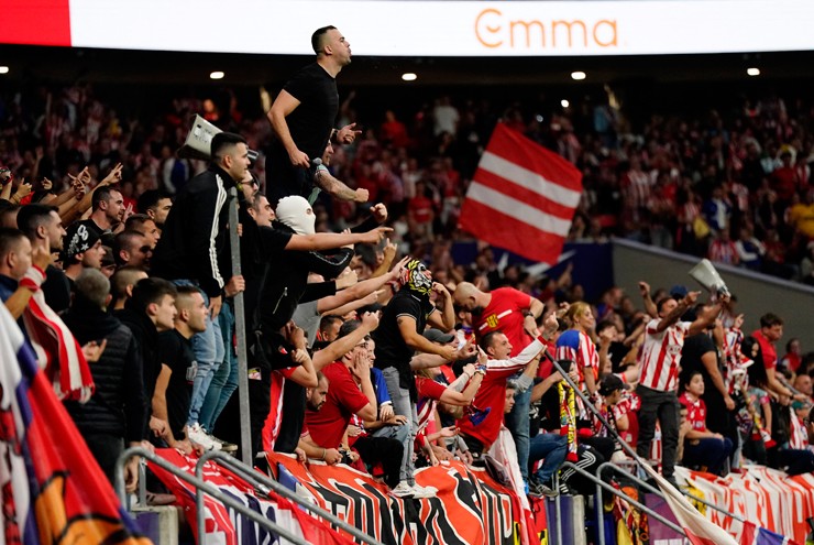 Một bộ phận CĐV Atletico luôn tỏ ra hung hãn trong suốt trận đấu