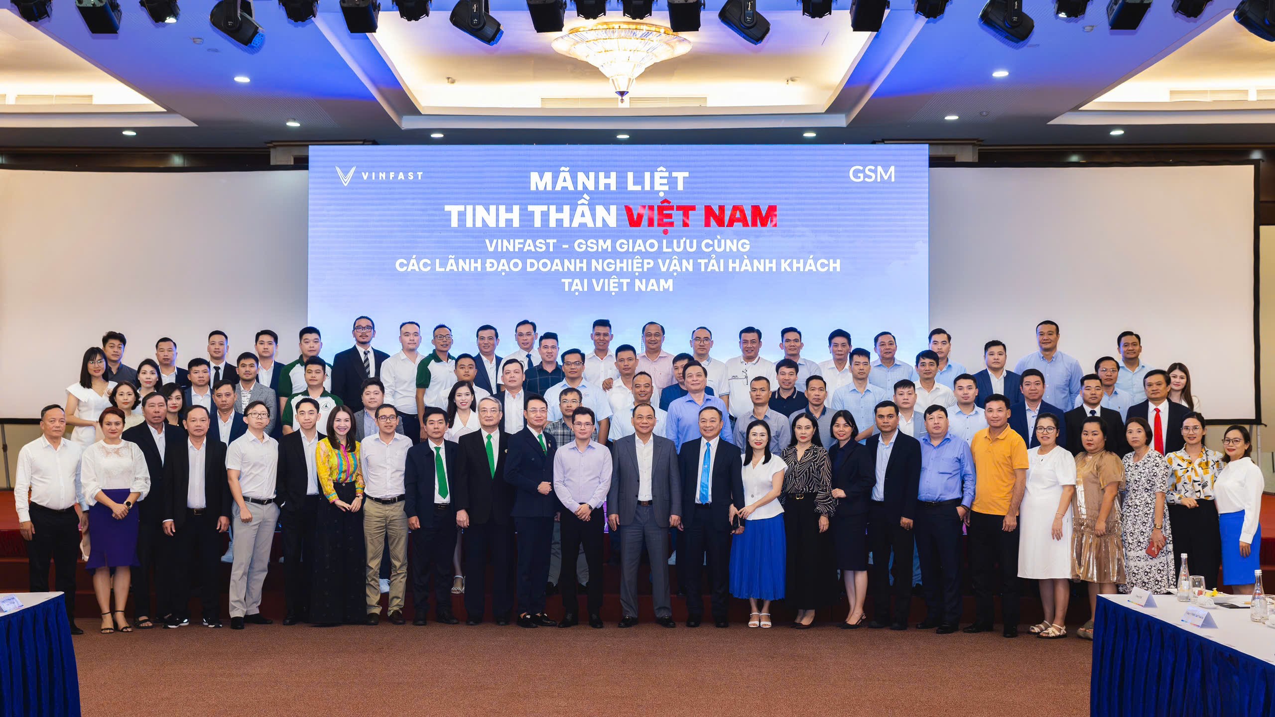 Đại diện Tập đoàn Vingroup, Công ty VinFast và Công ty GSM  trong buổi gặp mặt với các lãnh đạo doanh nghiệp vận tải hành khách Việt Nam - bước tiếp theo trong chuỗi chương trình Mãnh liệt Tinh thần Việt Nam - Vì tương lai Xanh do Tập đoàn Vingroup khởi xướng.