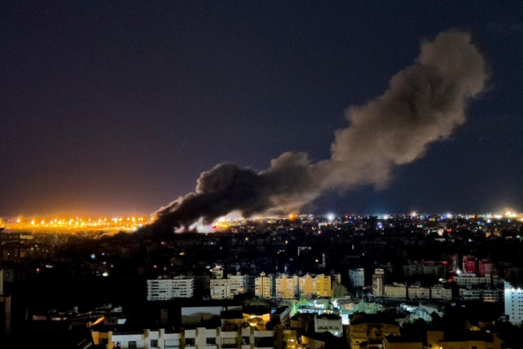 Một khu vực của Israel bị trúng tên lửa của Iran. Ảnh Getty Images.