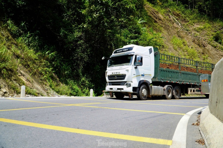 Mặt đường được trải nhựa phẳng lỳ, kẻ vạch tạo làn để phương tiện di chuyển dễ dàng hơn.