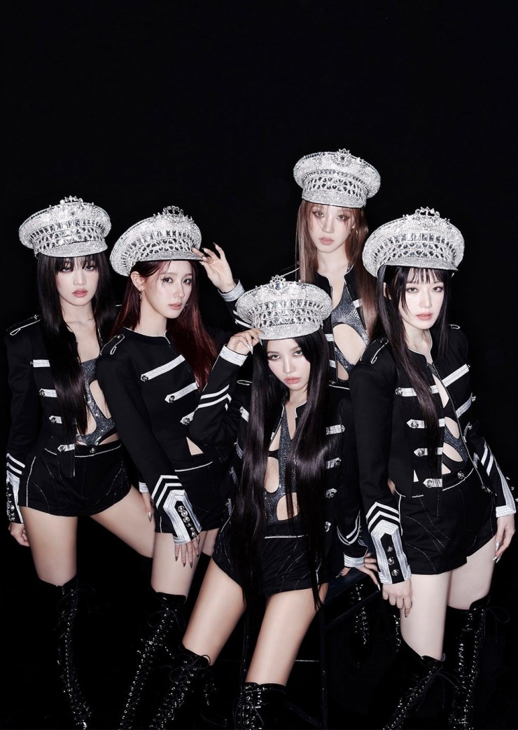 Kênh YouTube của (G)I-DLE được đánh giá là có nội dung hay, phù hợp thị hiếu. Nhờ đó, họ có 8,78 triệu người đăng ký và kiếm được 86 tỷ won (65,3 triệu USD).