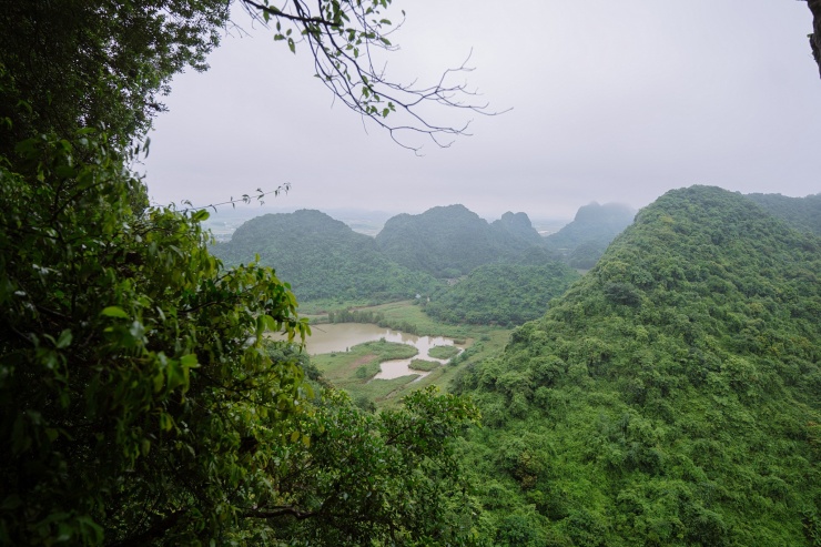 Động Vái Giời là hang động lớn nhất tại Thung Nham. Tại đây có thể quan sát thấy toàn bộ khung cảnh của núi rừng Thung Nham với những dãy núi trùng điệp.