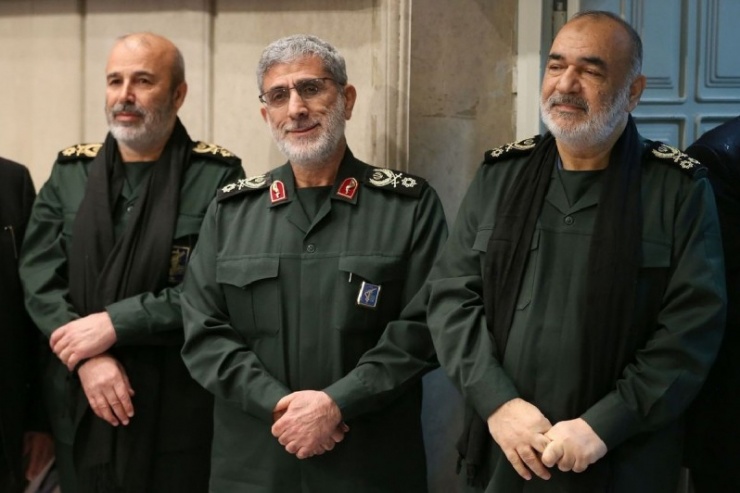 Tướng Hossein Salami, chỉ huy IRGC (phải) và tướng Esmail Qaani,&nbsp;chỉ huy đặc nhiệm Quds (giữa). Ảnh: Politico