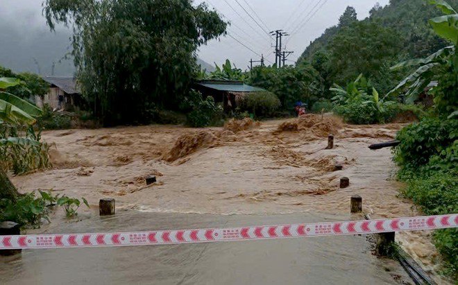 Nước lũ dâng cao, chảy xiết qua ngầm tràn