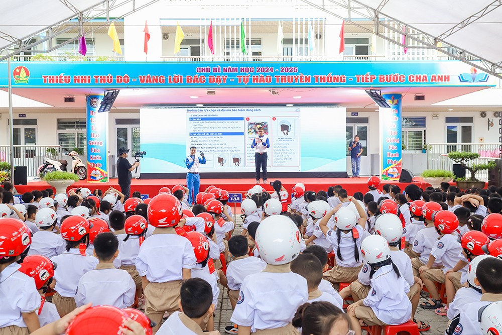 Các em học sinh trường Tiểu học Vạn Bảo hào hứng tham gia chương trình