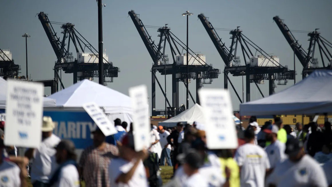 Công nhân bốc xếp đình công tại Bến container Bayport ở Seabrook, Texas.