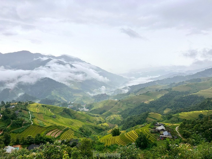 Cách Hà Nội hơn 300 km đi ô tô, huyện Mù Cang Chải, tỉnh Yên Bái nay không còn xa lạ với những người ưa khám phá và thưởng ngoạn cảnh sắc của núi rừng.