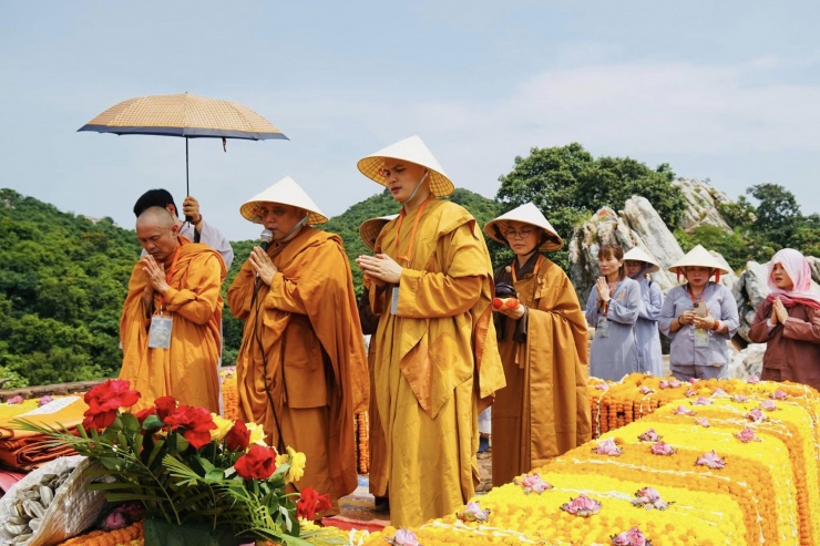 Sư Luật cùng chư tăng, ni hành hương trên đất Phật