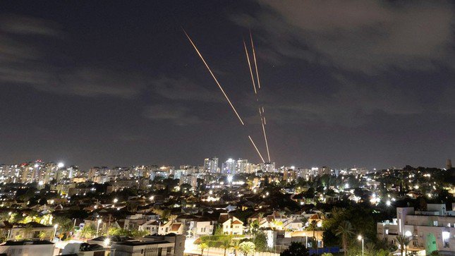 Hệ thống phòng không Iron Dome của Israel đánh chặn tên lửa sau khi Iran bắn một loạt tên lửa đạn đạo đêm 1/10. Ảnh: Reuters