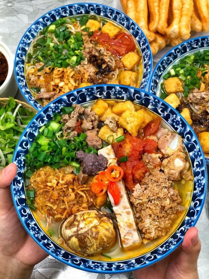 Bát bún riêu ngày nay được thêm bò bắt, giò tai, sườn sụn, tùy theo nhu cầu của thực khách.