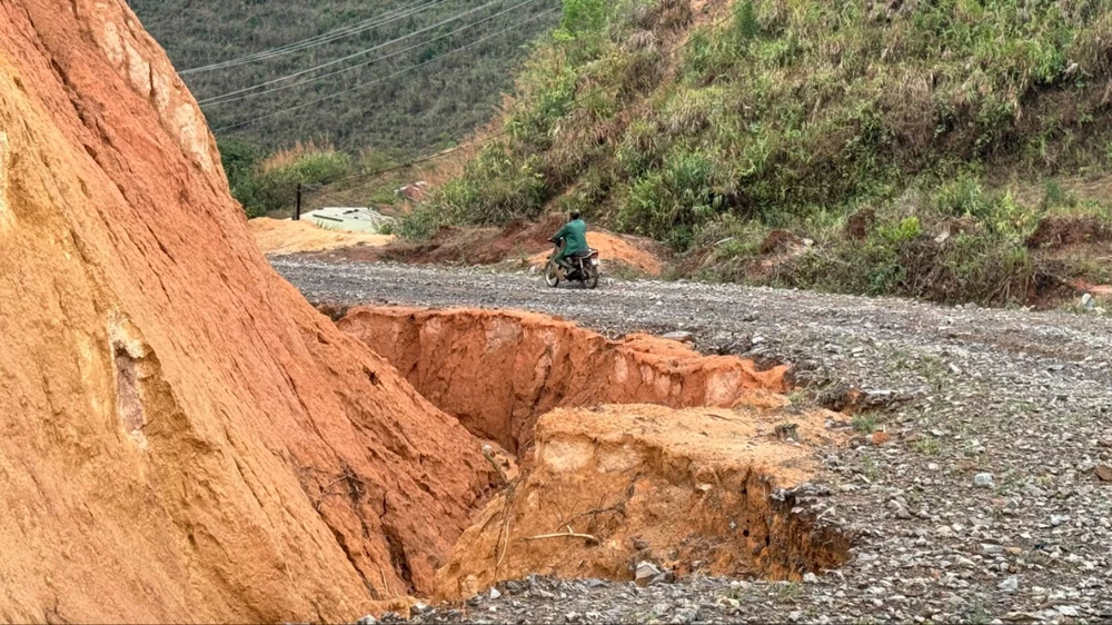 Người dân không thể đi lại vì đường phía dốc Min sạt lở, tiềm ẩn nhiều nguy hiểm trong mùa mưa. Ảnh: VT