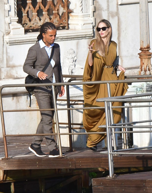 Angelina Jolie và Akala ở Venice. Ảnh: Backgrid