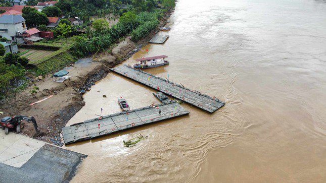 Cầu phao Phong Châu tạm dừng hoạt động do mực nước sông Hồng dâng cao.