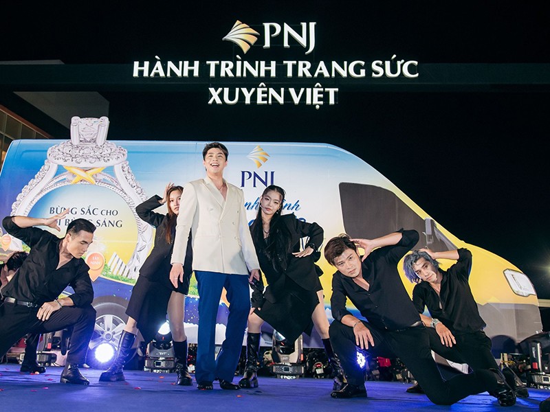 Khán giả cùng Noo Phước Thịnh “cháy” hết mình với các bản hit tại sân khấu Aeon Mall Bình Dương.