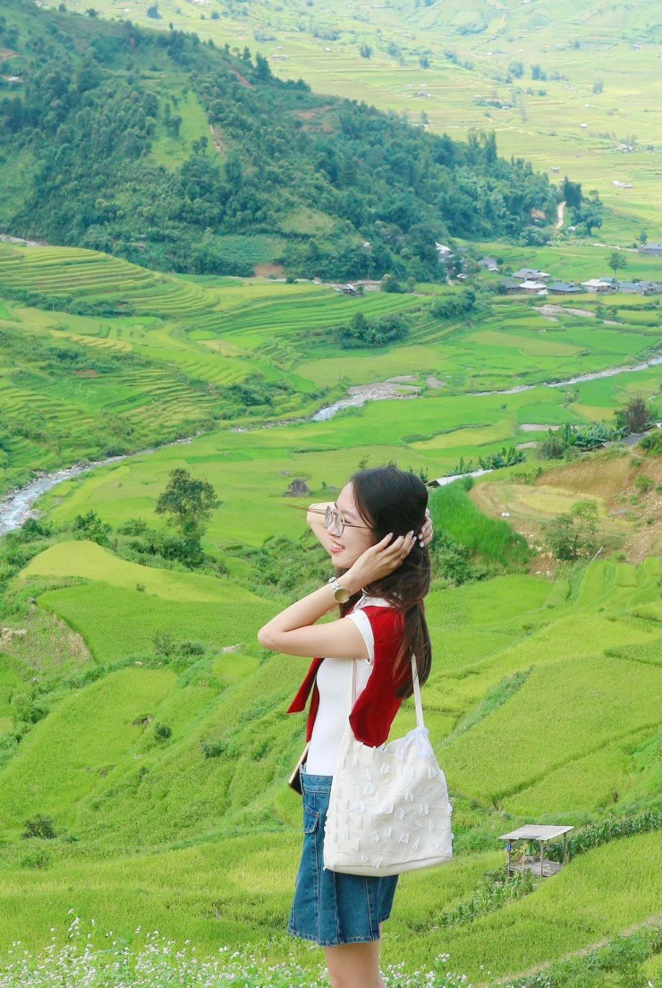 Những cánh đồng ruộng lúa tràn ngập màu xanh cho đến những ruộng lúa sắp ngả vàng đã tạo nên bức tranh thiên nhiên tuyệt đẹp.