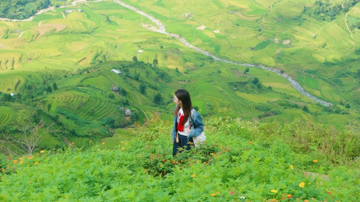 Ruộng bậc thang ở Mù Cang Chải không chỉ là công cụ sản xuất của đồng bào dân tộc thiểu số, mà còn là tác phẩm nghệ thuật do con người và thiên nhiên cùng tạo nên qua hàng trăm năm. Các thửa ruộng bậc thang xếp tầng, nối đuôi nhau trải dài từ chân núi lên đến đỉnh, tạo thành những đường cong mềm mại và uốn lượn quanh các triền đồi...