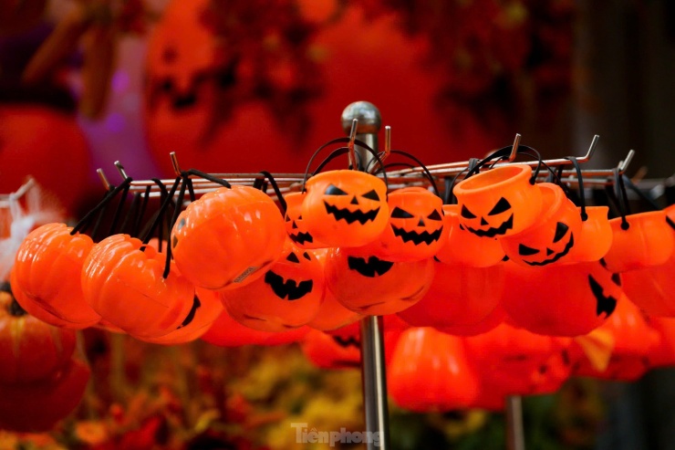 Phố Hàng Mã thay áo mới, ngập tràn màu sắc 'ma mị' đón Halloween - 14