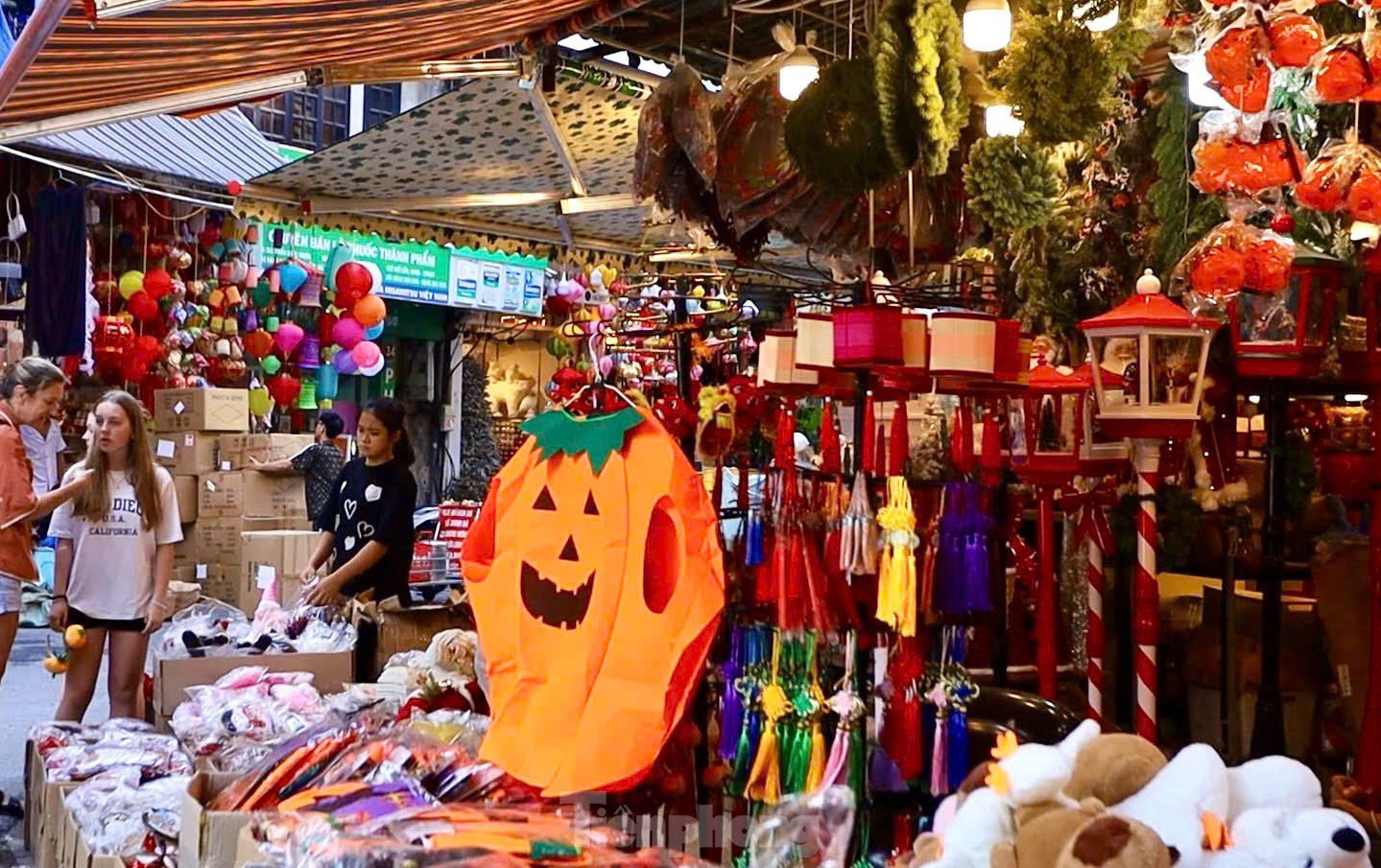 Phố Hàng Mã thay áo mới, ngập tràn màu sắc 'ma mị' đón Halloween - 15