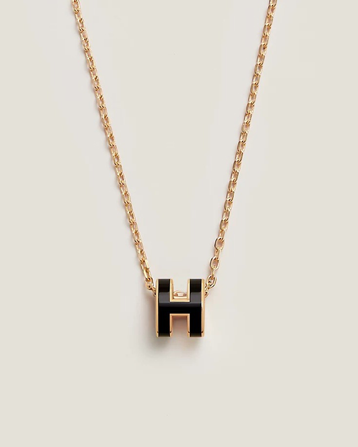 Thiết kế Mini Pop H Pendant với mặt hình chữ H đặc trưng của nhà mốt Hermes được bán với giá 470 USD (xấp xỉ 12 triệu đồng). Đây là một trong những mẫu dây chuyền phổ biến nhất của thương hiệu Pháp.