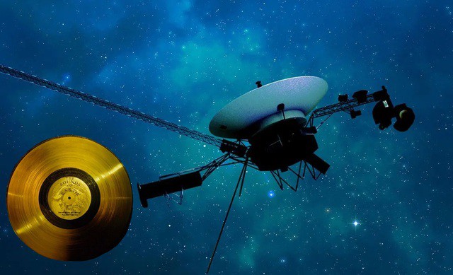 Tàu vũ trụ Voyager 2 và đĩa vàng gửi người ngoài hành tinh mà nó mang theo - Ảnh: NASA