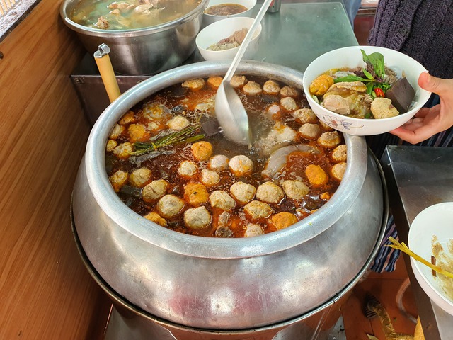 Bún bò được nấu trong nồi nhôm tròn.