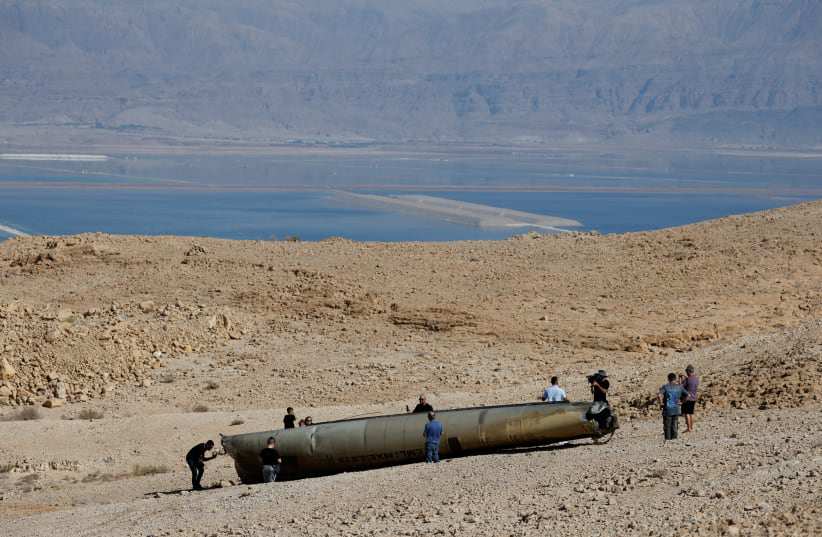 Phần thân tên lửa đạn đạo Iran được tìm thấy trên sa mạc ở Israel hôm 2/10. Ảnh: Reuters.