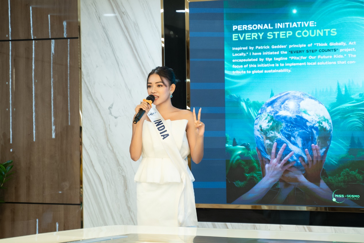 Thí sinh trình bày dự án tại phần thi “Cosmo Green Summit - Impactful Beauty”