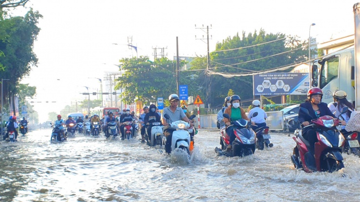 Triều cường vượt báo động 3, một số đường ở Cần Thơ ngập sâu - 5