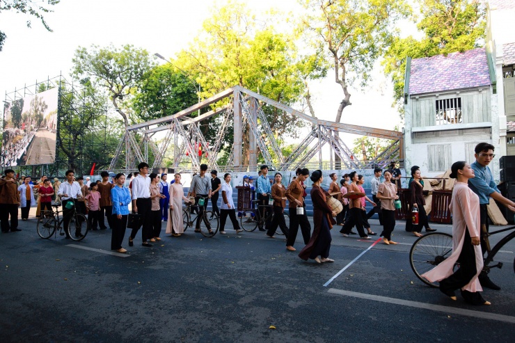 Hình ảnh đoàn quân tiến về Hà Nội năm 1954 được tái hiện tại hồ Gươm - 10