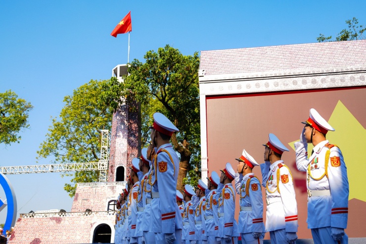 Lễ chào cờ đặc biệt tái hiện lại buổi lễ chào cờ đầu tiên tại Hà Nội vào ngày 10/10/1954, sau khi Thủ đô được giải phóng.