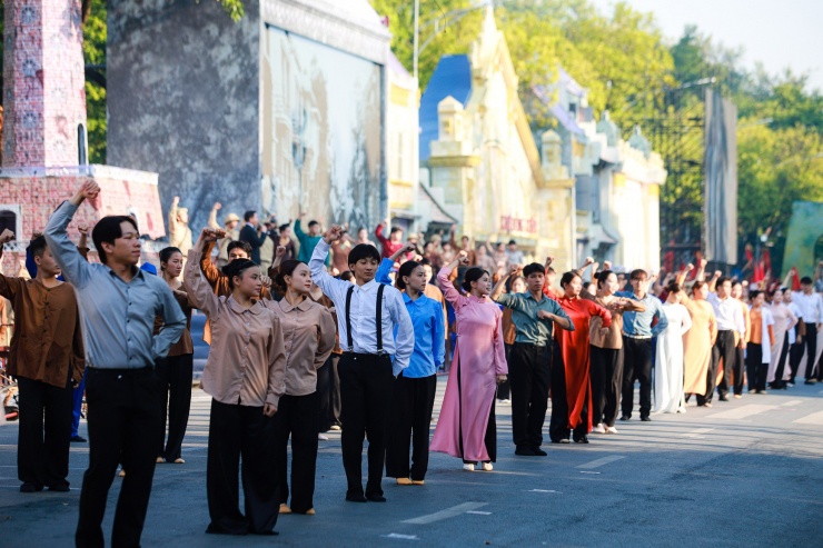 "Ngày hội Văn hóa vì hòa bình" là điểm nhấn trong chuỗi các hoạt động kỷ niệm 70 năm Ngày Giải phóng Thủ đô (10/10/1954-10/10/2024) và 25 năm đón nhận danh hiệu "Thành phố vì hòa bình" của UNESCO (16/7/1999-16/7/2024).