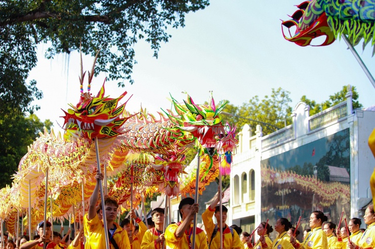 Tại lễ tổng duyệt, các nghệ nhân đã trình diễn di sản văn hóa phi vật thể cùng các loại hình nghệ thuật dân gian như múa sênh tiền, múa Bài Bông, Ải Lao, múa rồng Giảo Long, chèo tàu Tổng Gối.. Những loại hình nghệ thuật như ca trù, múa rối nước, hát xẩm… và các di sản tín ngưỡng như Tín ngưỡng thờ Tản Viên Sơn Thánh, Hai Bà Trưng, Thánh Gióng mang lại một cái nhìn sâu sắc về các giá trị văn hóa trường tồn của Thủ đô Hà Nội.