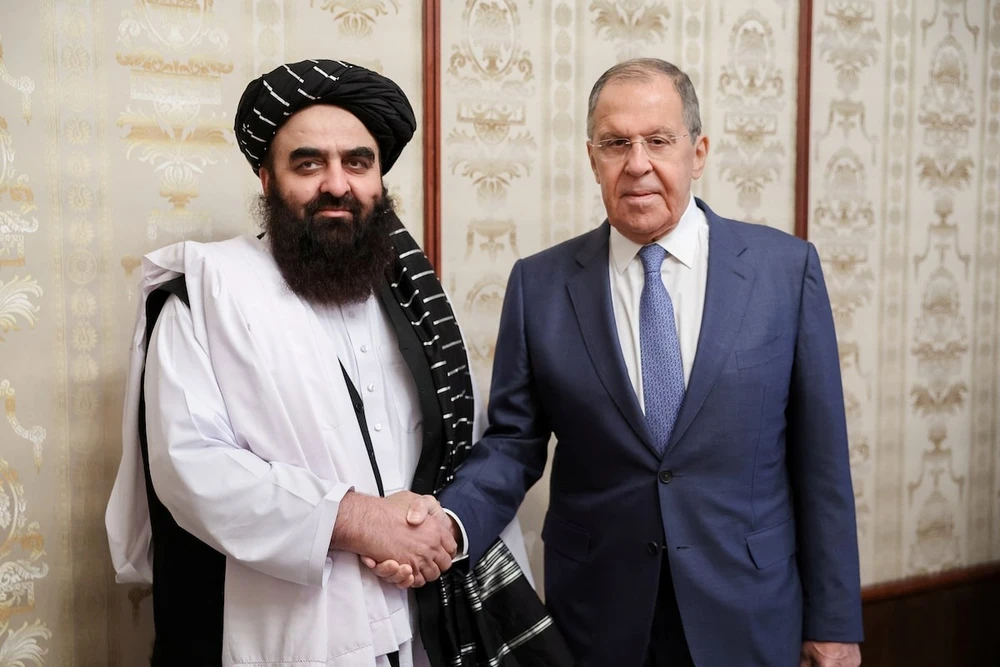 Ngoại trưởng Nga Sergei Lavrov (phải) bắt tay quyền Ngoại trưởng của chính quyền Taliban tại Afghanistan Khan Muttaqi tại thủ đô Moscow (Nga) hôm 4-10. Ảnh: BỘ NGOẠI GIAO NGA