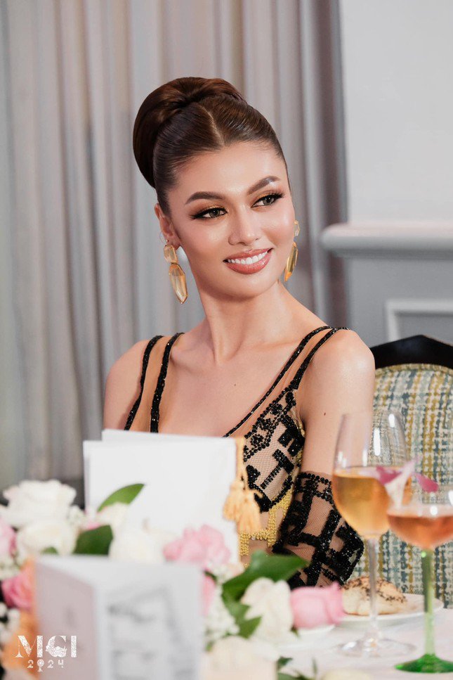 Miss Grand International luôn là cuộc thi của những màn bỏ phiếu bình chọn và năm 2024 cũng vậy, ngay từ khi các thí sinh chưa đến Campuchia thì ban tổ chức đã mở cuộc bình chọn Top 10 Pre-Arrival. 10 cô gái dẫn đầu về lượt thích và chia sẻ ảnh đăng trên trang chủ Miss Grand International 2024sẽ được tham gia bữa tối và trò chuyện với Ban chủ tịch cuộc thi này.