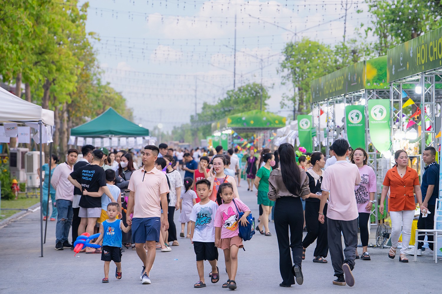 Phố đi bộ Hùng Vương trở thành điểm hẹn vui chơi, giải trí mới của người dân thành Vinh