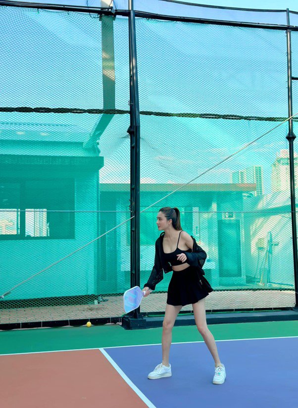 Em gái cựu cầu thủ Lê Công Vinh đổi style mới khi chơi pickleball, kín đáo mà vẫn khiến dân tình mê mẩn - 2