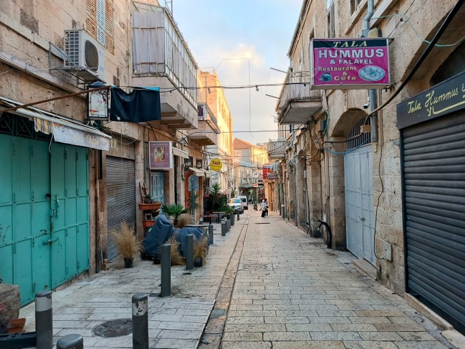 Một con phố tại Jerusalem vắng vẻ vì ít khách du lịch sau khi chiến sự leo thang. Ảnh: Times of Israel